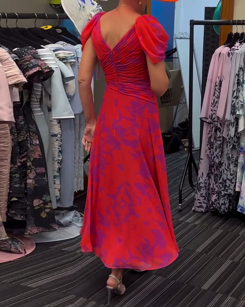 V-halset kjole med print og splitdesign