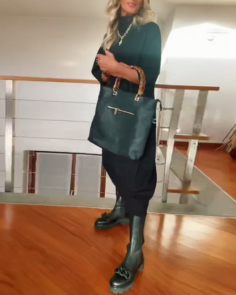 Ensfarvet afslappet kjole med høj hals