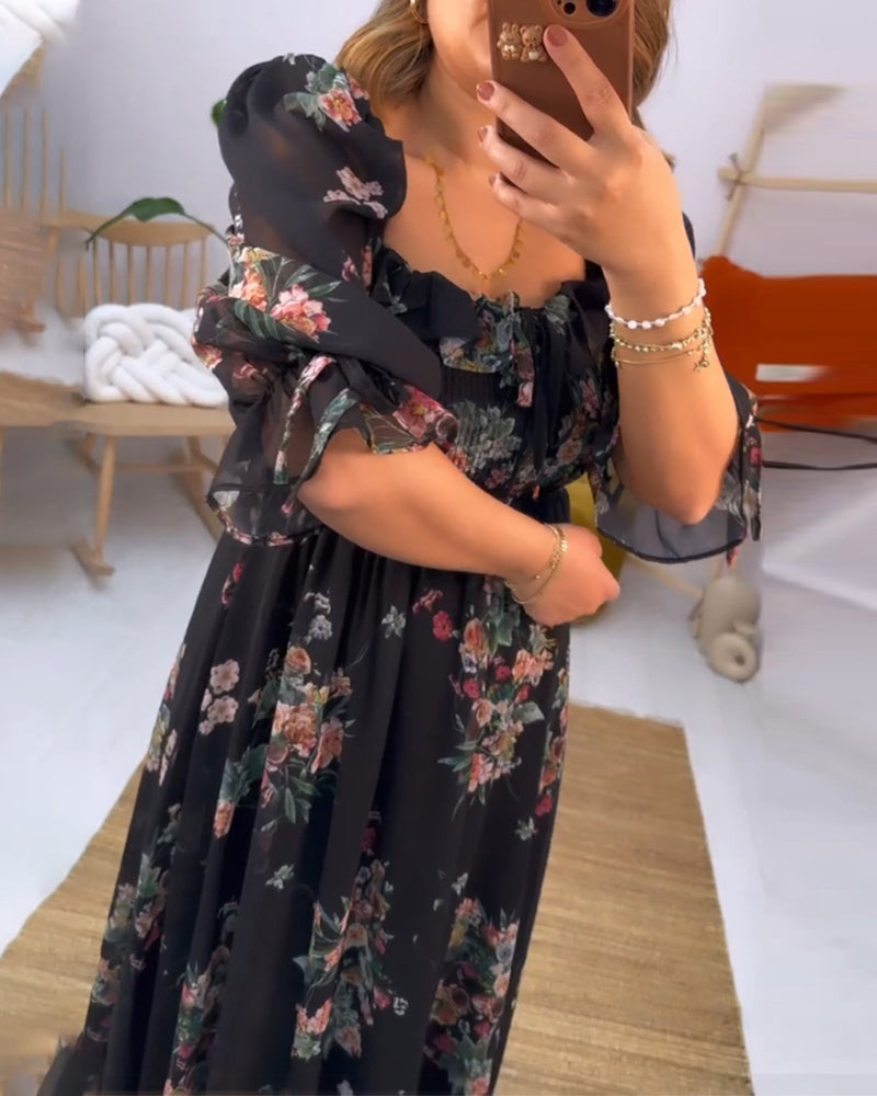 Sort kjole med firkantet hals og blomsterprint
