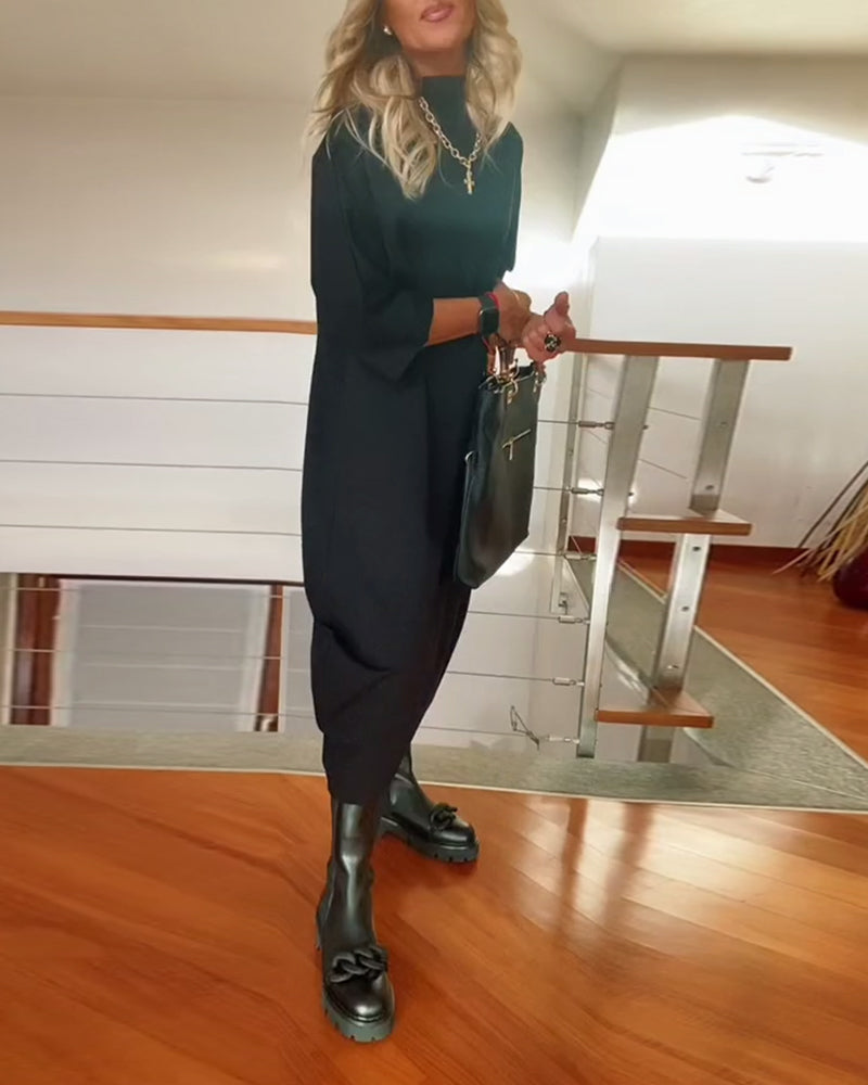 Ensfarvet afslappet kjole med høj hals