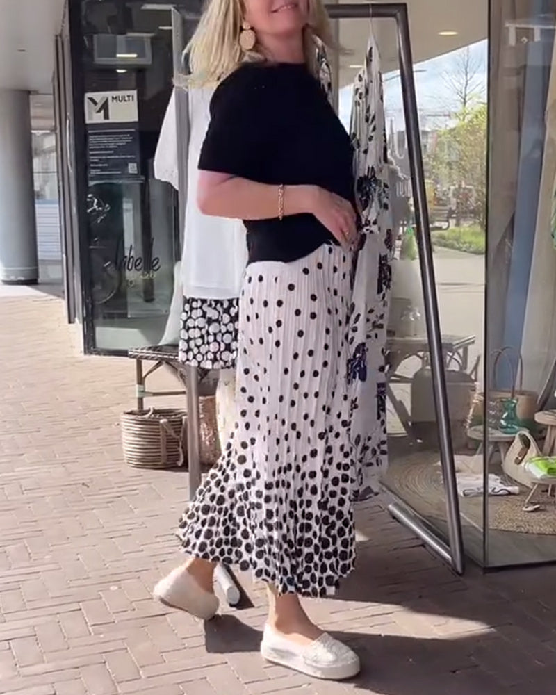 Elegant plisseret nederdel med prikker