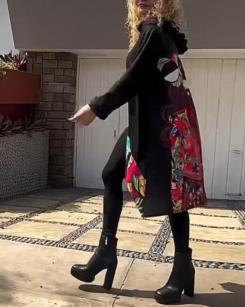 Sort patchworkkjole med hætte og rygprint