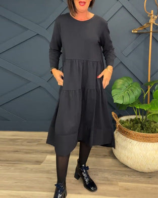 Afslappet ensfarvet patchworkkjole med rund hals