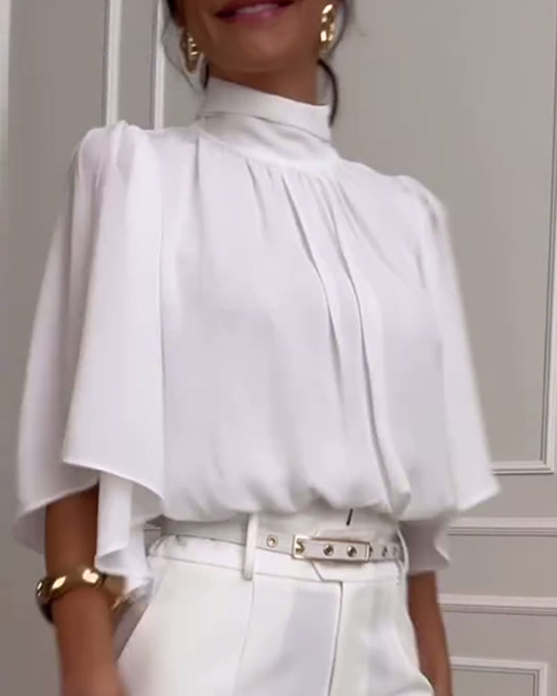 Ensfarvet bluse med høj krave med sommerfugleærmer