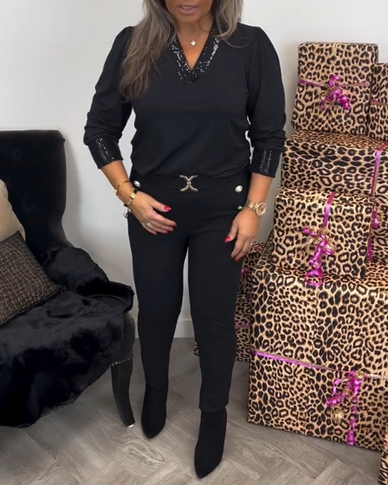 Ensfarvet top med V-hals