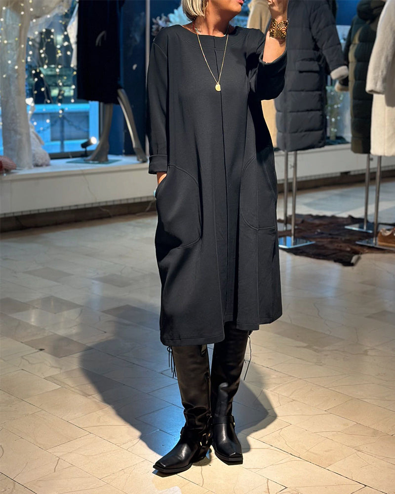 Afslappet sort løs kjole med rund hals og lommer