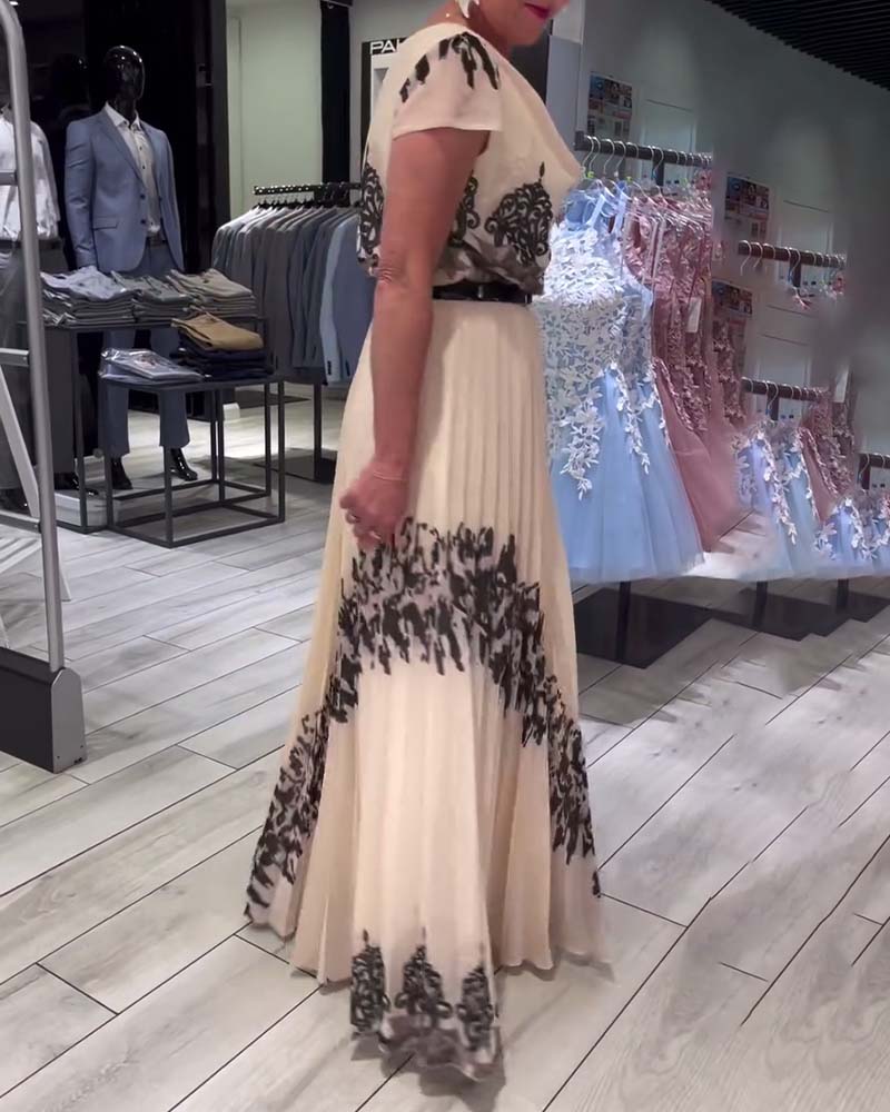 Elegant plisseret kjole med vintageprint