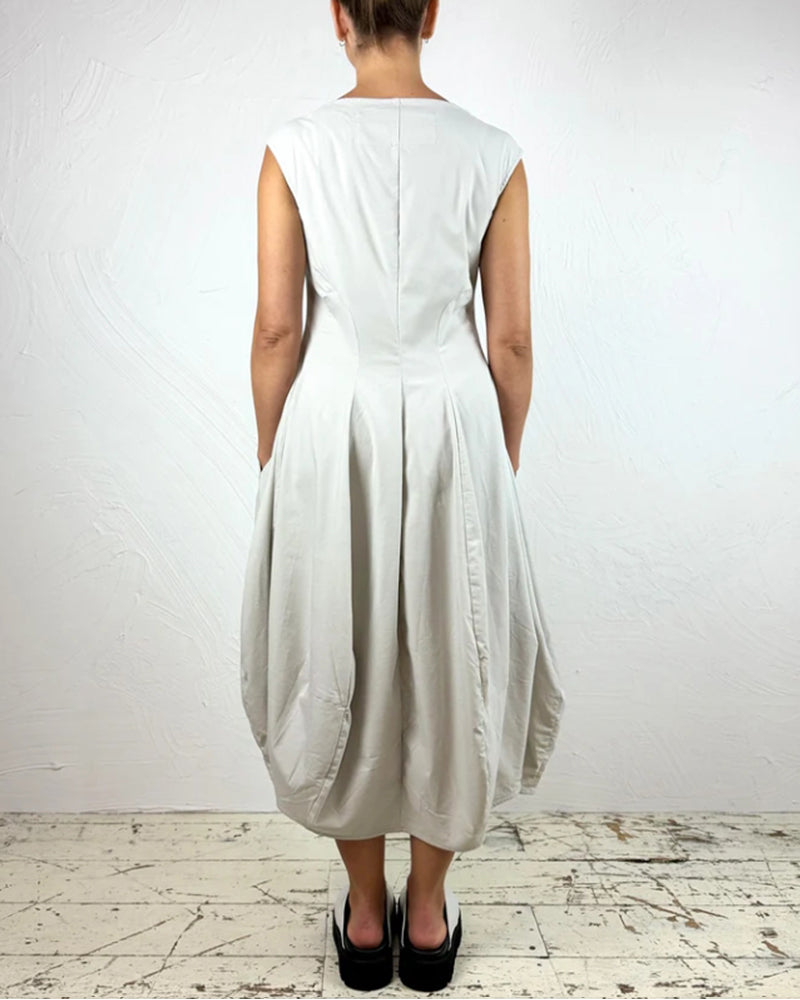 Ensfarvet kjole i afslappet pasform uden ærmer