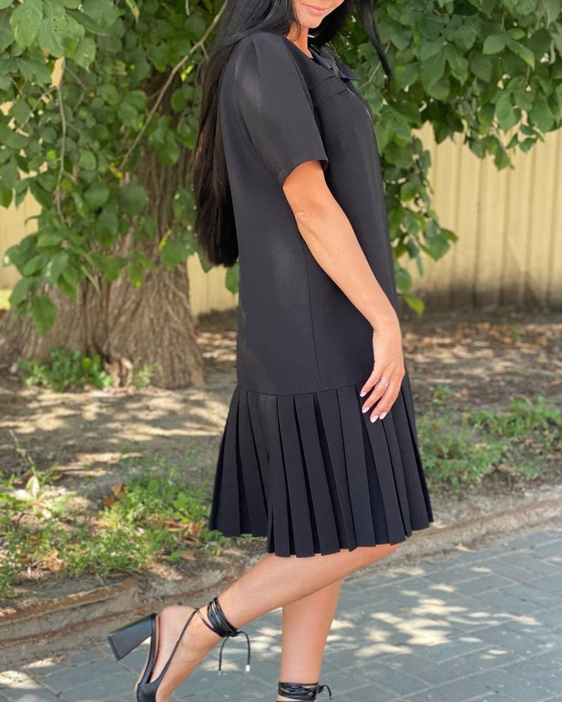 Kortærmet kjole med plisseret nederdel