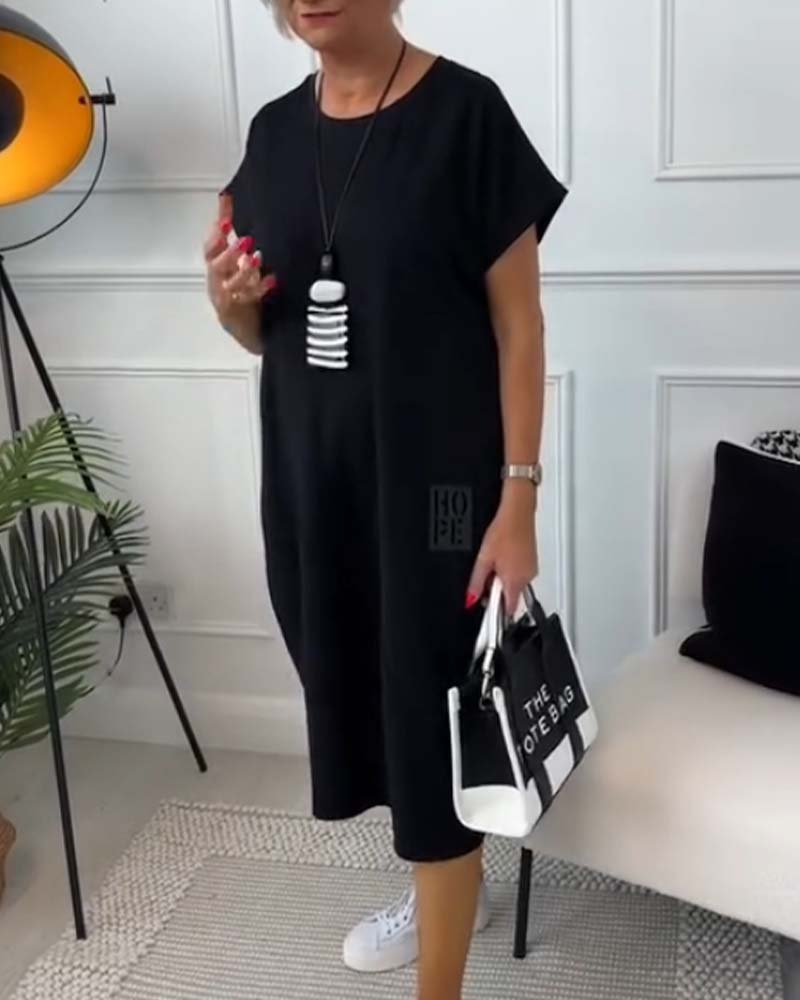 Sort kortærmet kjole med 'HOPE' motiv