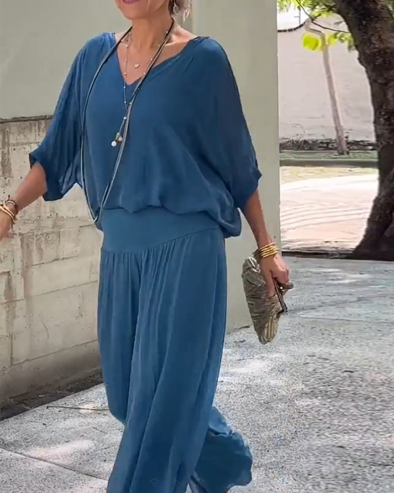 Ensfarvede bukser og bluse med V-udskæring | To-delt sæt