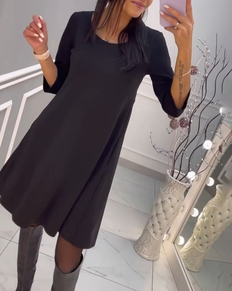 Ensfarvet kjole med sløjfer bagpå