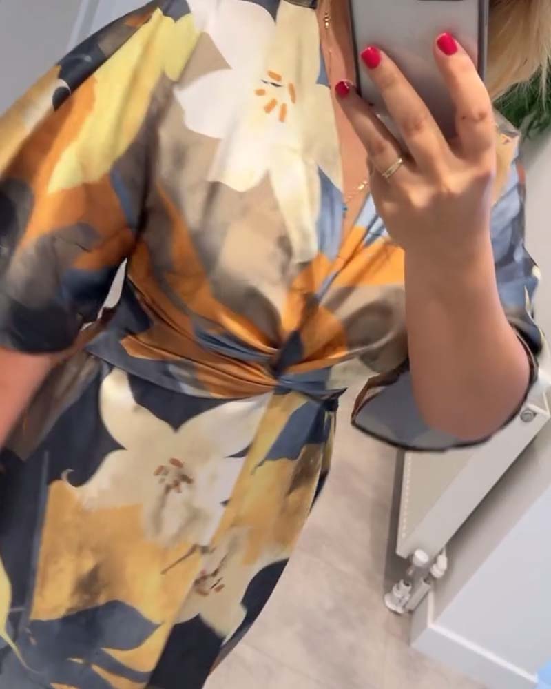 Elegant V-halset blomsterkjole med twist-design