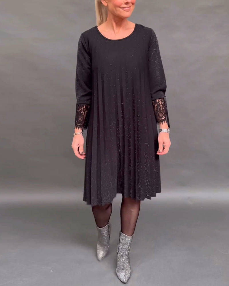 Ensfarvet kjole med plisseret nederdel