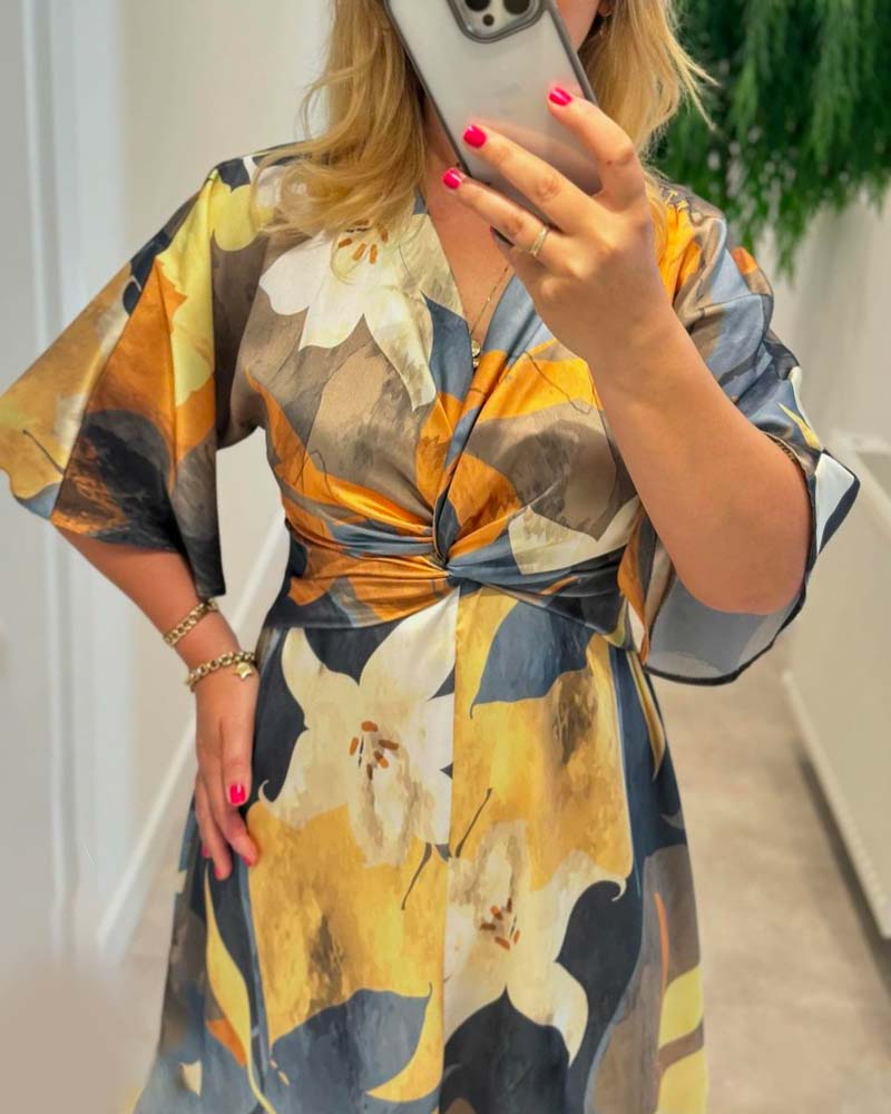 Elegant V-halset blomsterkjole med twist-design