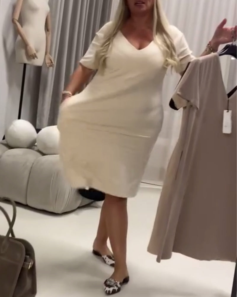 Moderigtig Og Elegant Kjole Med V-Udskæring