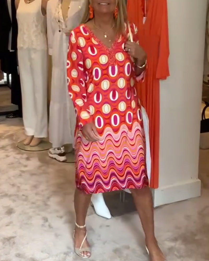 Afslappet løs kjole med print og V-udskæring