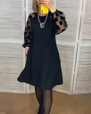 Sort kjole med prikmønstrede net ærmer