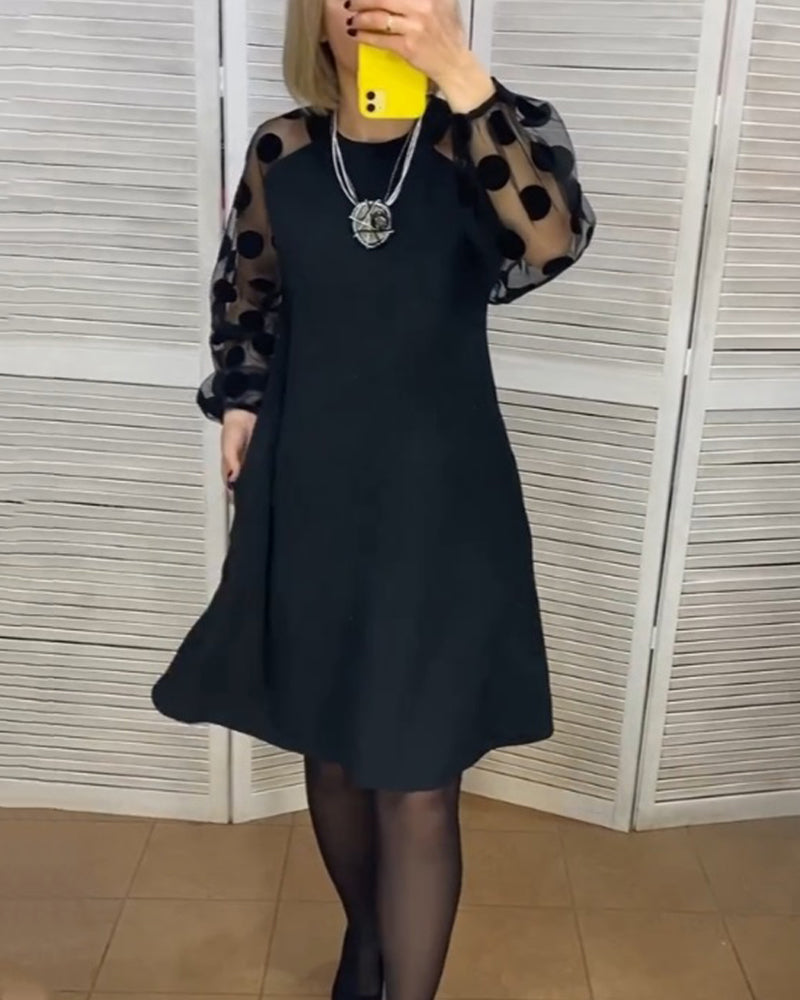 Sort kjole med prikmønstrede net ærmer