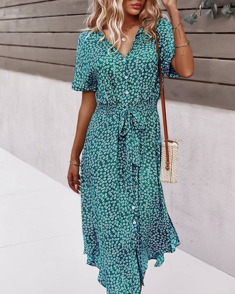 Koertærmet kjole med korte ærmer, nippet talje og blomsterprint