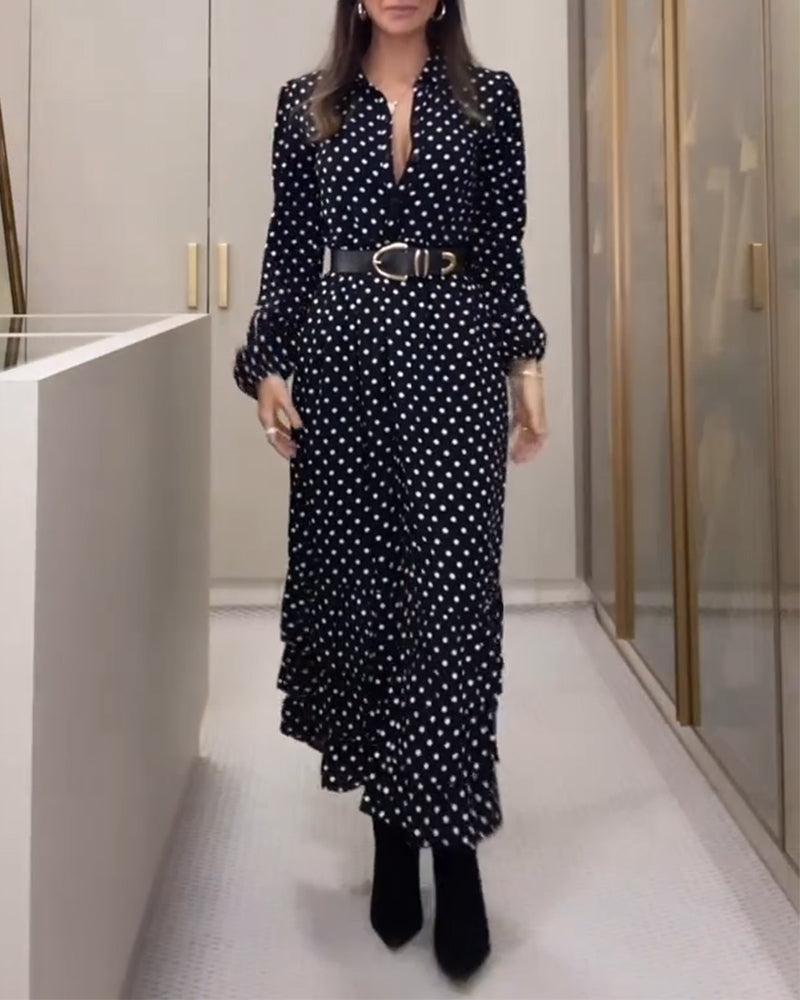 Stilfuld  flæsekjole med polkaprikker og slids