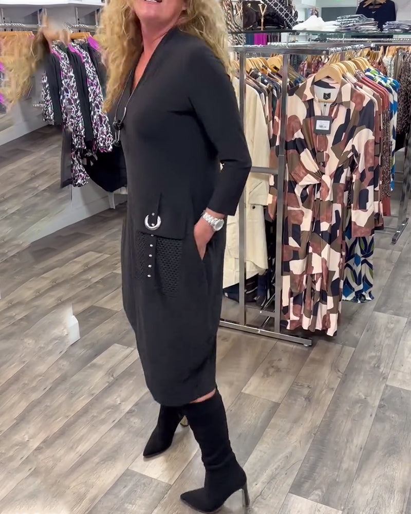 Sort kjole med V-udskæring og sidelomme