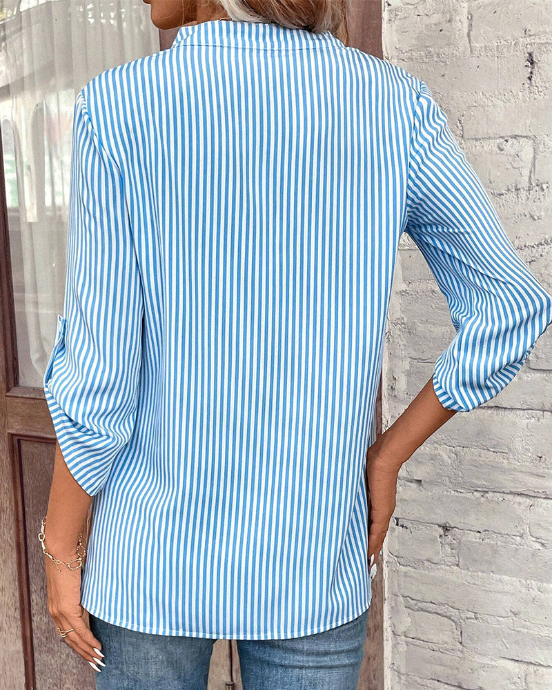 Stribet skjorte med V-hals og brystlomme