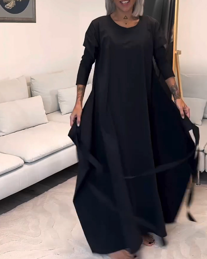 Stilfuld sort plisseret kjole med snøre og rund hals