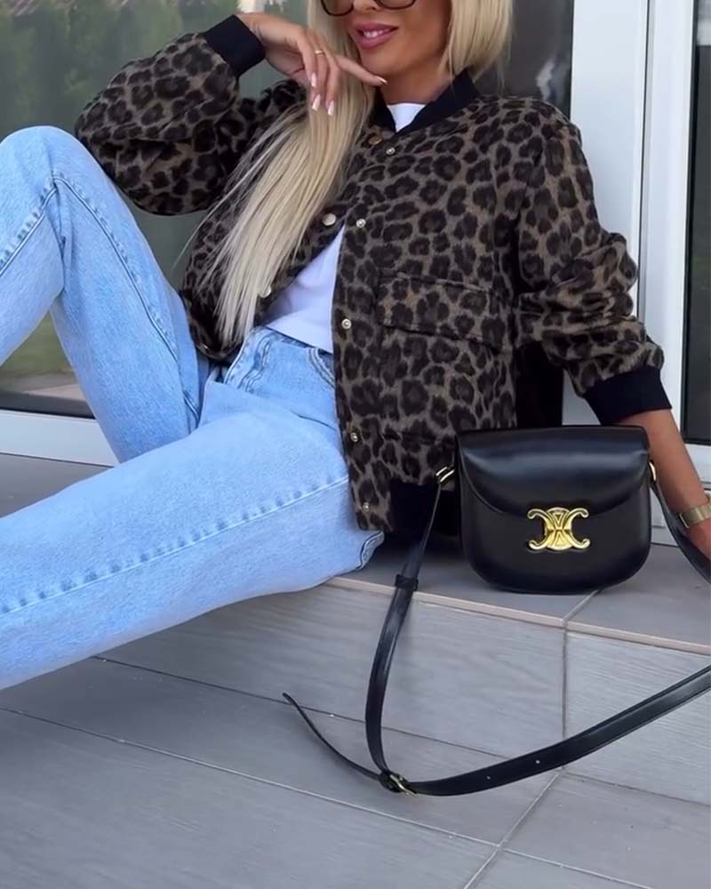 Stilfuld leopardprint jakke med lynlåslommer