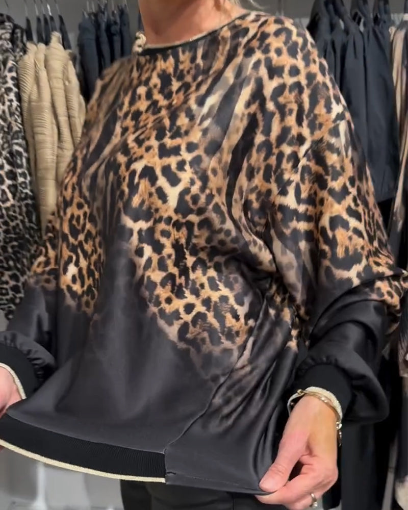 Afslappet bluse med rund hals og leopardprint