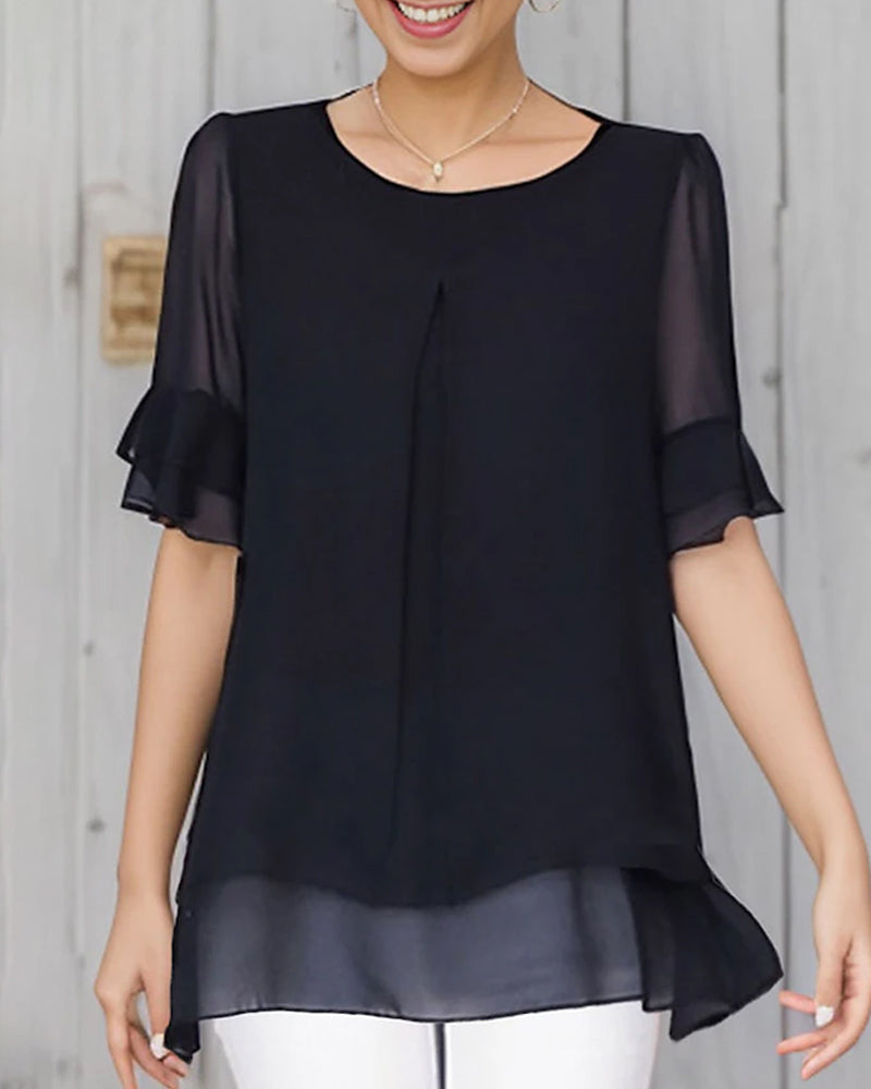 Ensfarvet top med rund hals og flæseærmer