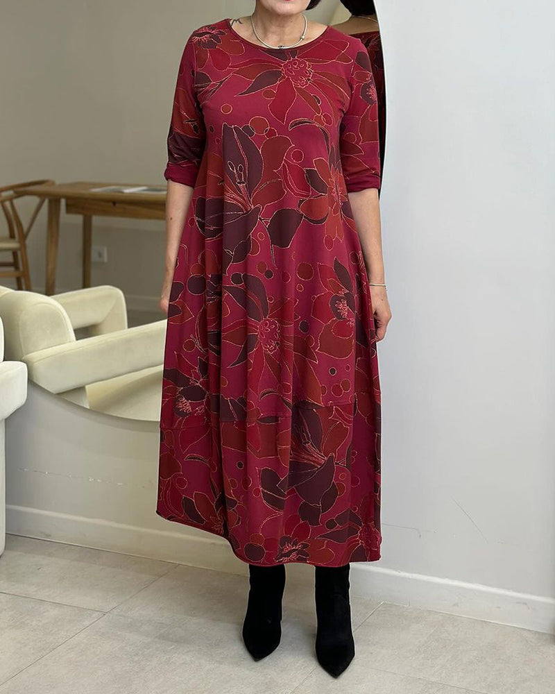 Afslappet kjole med rund hals og blomsterprint