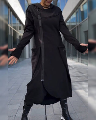 Sort kjole med lynlås- og spænde design