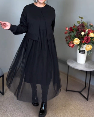 Elegant kjole med gennemsigtigt yderlag