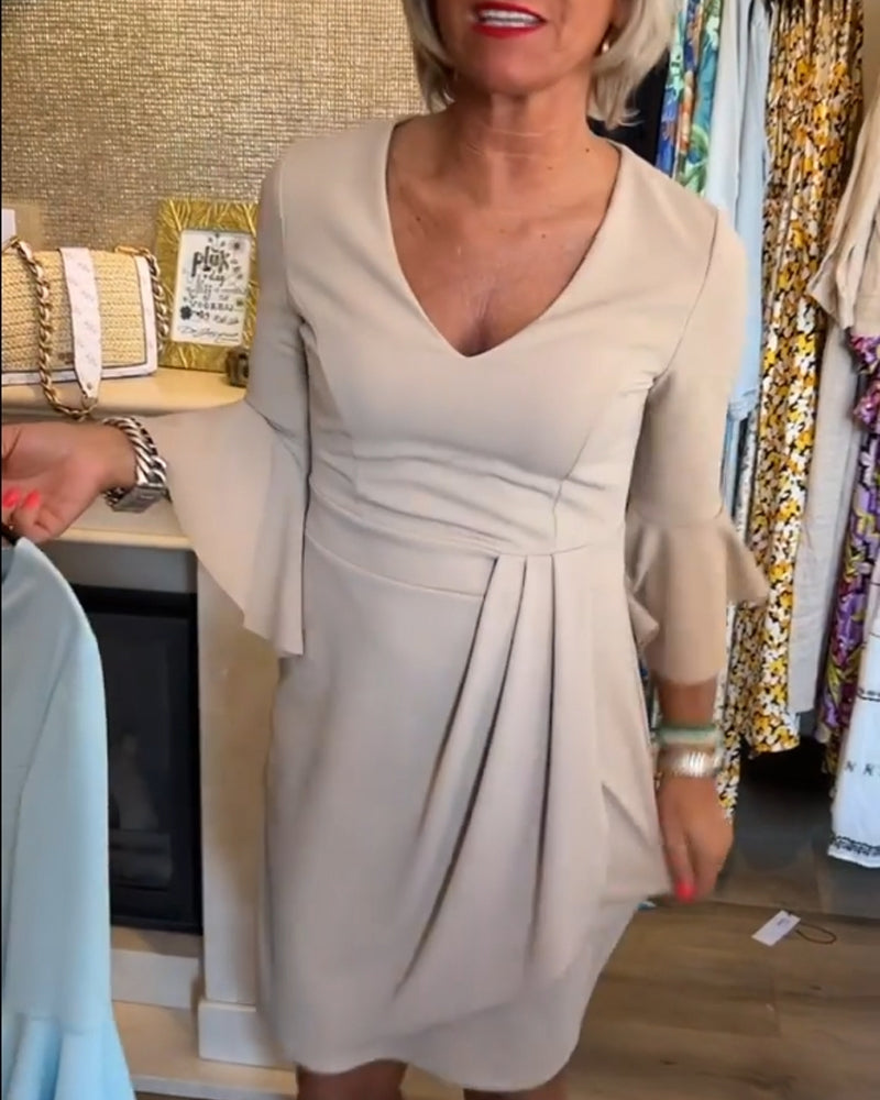 V-hals plisseret kjole med klokkeærmer