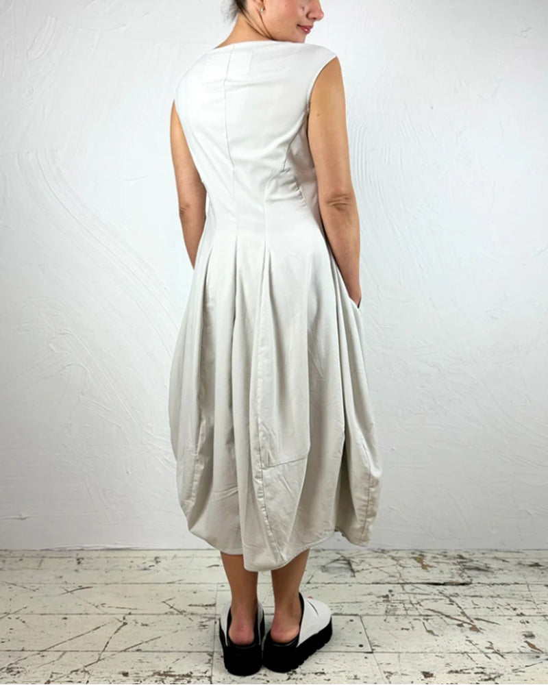 Ensfarvet kjole i afslappet pasform uden ærmer