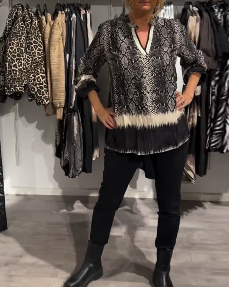 V-halset bluse med slangeskindsmønster