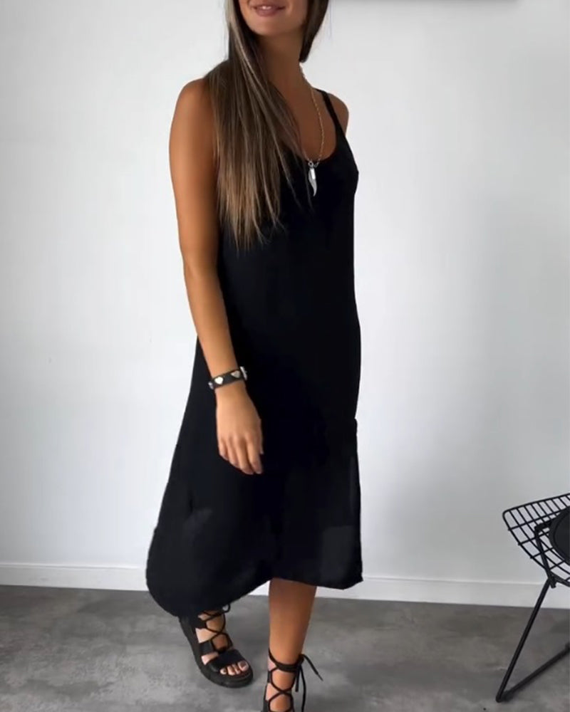 Ensfarvet kjole med rygstropper og slids