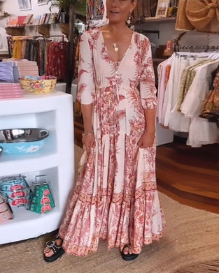 Kjole med trekvarte ærmer og dyb V-udskæring