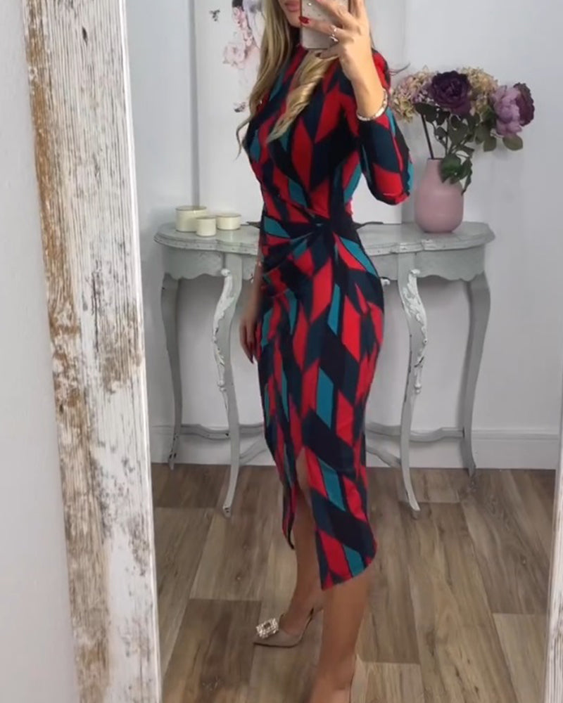 Kjole med sidesnit og farverigt diamantmønster