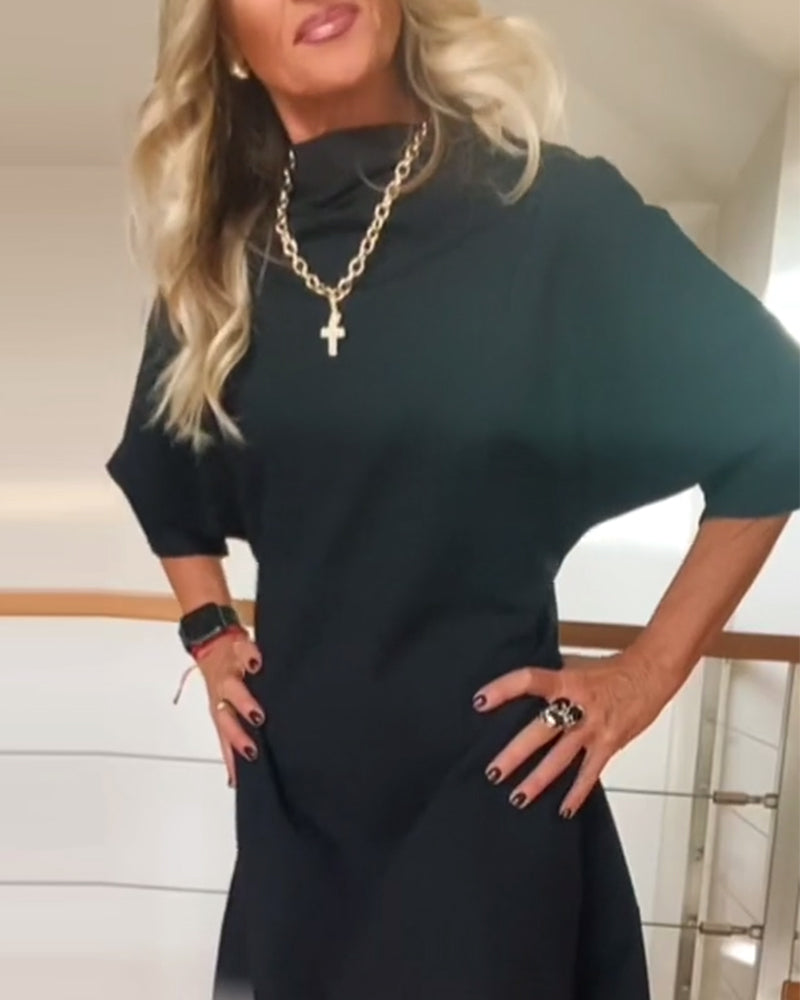 Ensfarvet afslappet kjole med høj hals