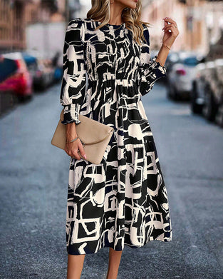 Stilfuld kjole med abstrakt tryk