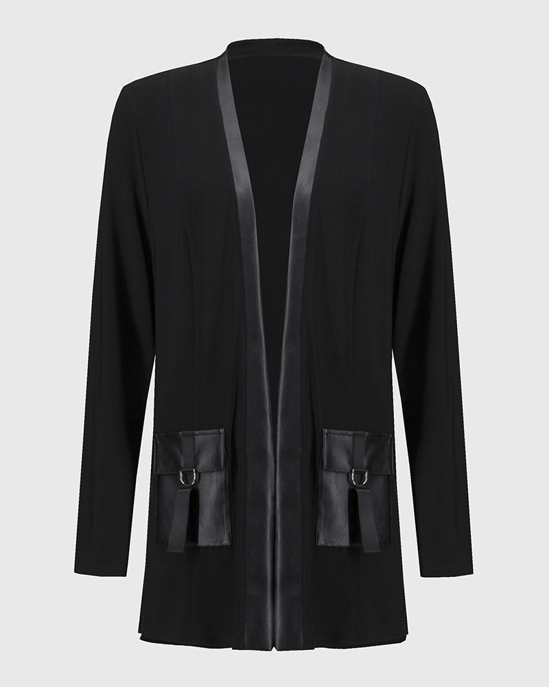 Ensfarvet frakke med PU-læder detaljer