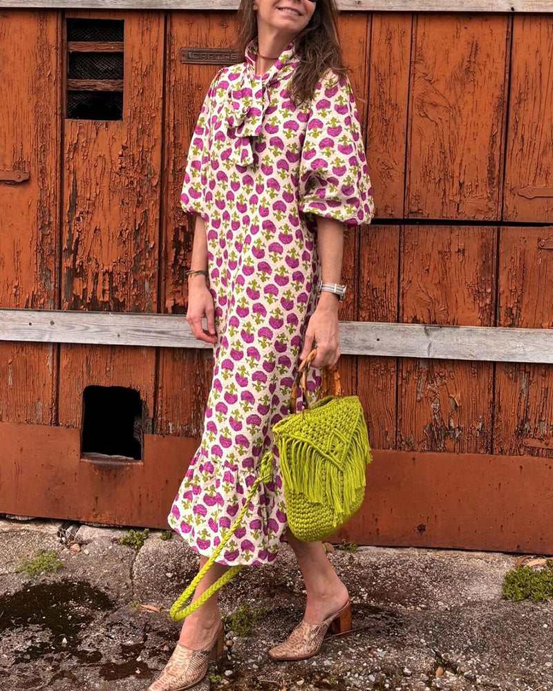 Elegant kjole med båndkrave og print