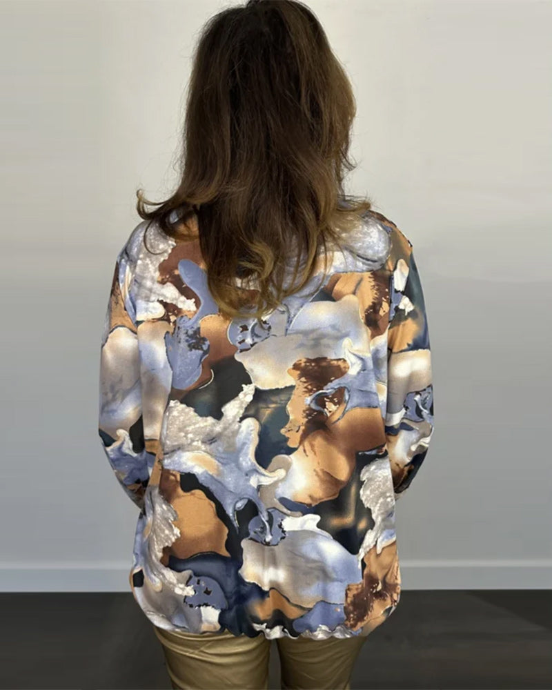 Afslappet bluse med geometrisk print og v-hals