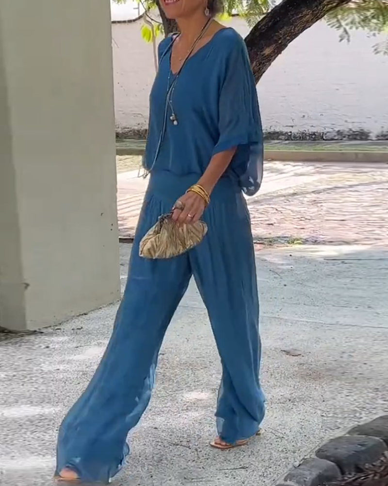 Ensfarvede bukser og bluse med V-udskæring | To-delt sæt