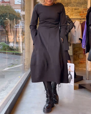 Kjole ensfarvet rund hals talje a-line