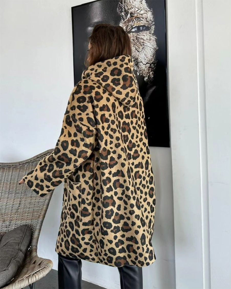 Afslappet frakke med hætte og leopardprint