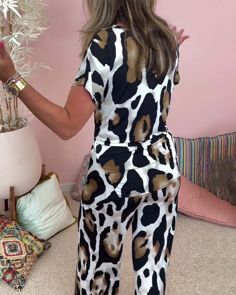 Todelt sæt i afslappet pasform | Top og bukser med leopardprint