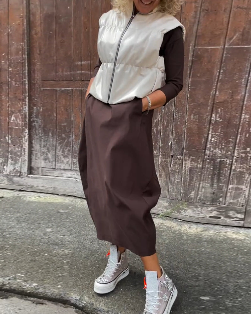 Enkel ensfarvet langærmet kjole med lommer